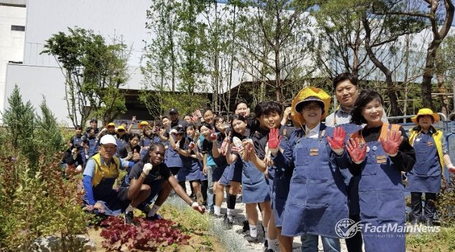 2024년 5월 수원FC위민 선수를 비롯한 참가자들이 손바닥정원 조성 후 기념촬영을 하고 있다.