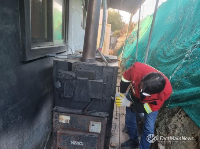 시 관계자가 산불 예방을 위해 화목보일러를 점검하고 있다