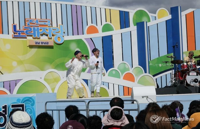 전국노래자랑 창녕군편에서 참가자들의 개성있는 무대가 펼쳐지고 있다.