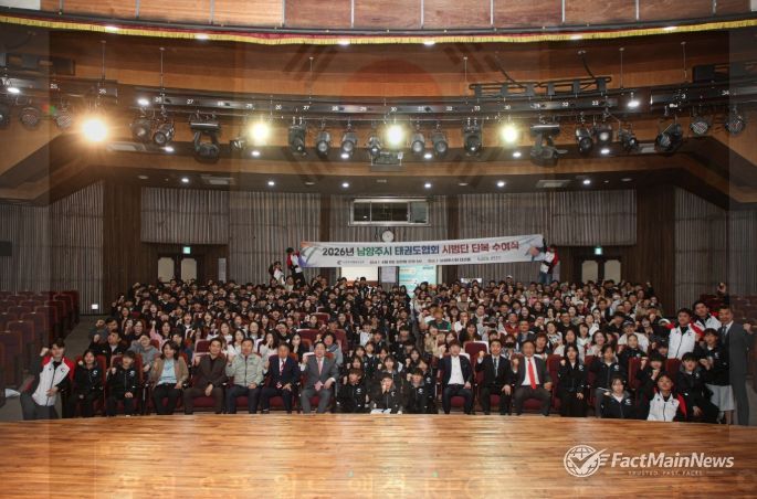 (앞줄 좌측 중앙) 태권도시범단과 단체사진 촬영하는 주광덕 시장