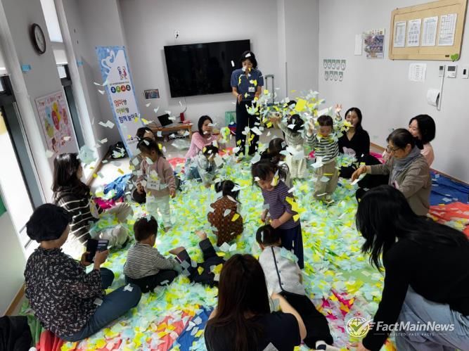 순천시육아종합지원센터에서 어린이집을 방문해 ‘엄마, 아빠랑 함께 놀아요’ 프로그램을 진행하고 있다