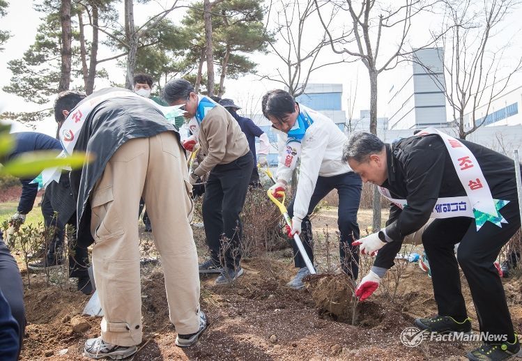 인천 서구, 식목일 기념 나무 심기 및 산불 예방 캠페인 전개... 나무 심고 산림 지키고