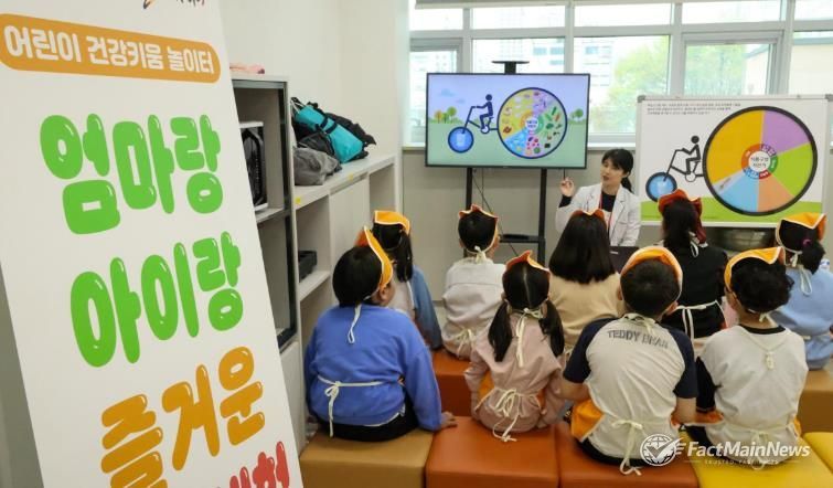 대전 대덕구가 6일 어린이들의 건강한 식습관 형성을 위해 운영한 ‘엄마랑 아이랑 즐거운 요리체험’ 1회차 프로그램을 진행하고 있다.