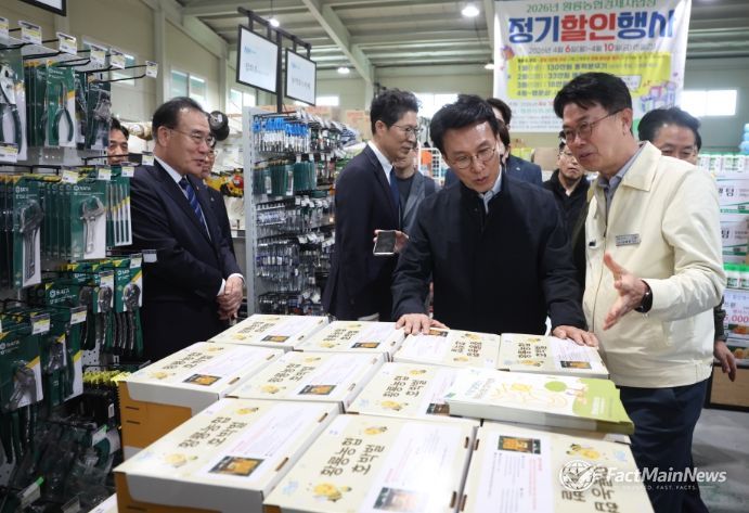 김민석 국무총리가 4일 농번기를 맞아 전남 장성군 황룡농협 자재센터를 방문, 중동발 위기 장기화에 따른 농자재 수급 동향을 점검하고 있다.(국무조정실)