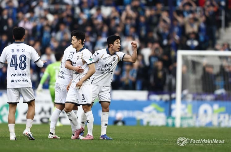 4월 5일 인천 원정경기에서 김천상무 고재현이 만회골을 넣고 세리모니를 하고 있다
