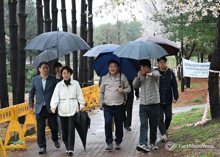 4월 10일 진행된 ‘송산수변정원 사업’ 현장 점검 모습.