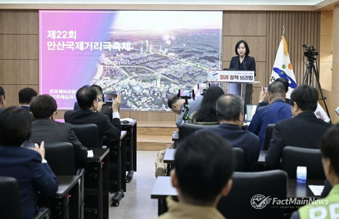 이선희 문화체육관광국장이 14일 오전 안산시청 제1회의실에서 개최된 4월 정책브리핑에서 '제22회 안산국제거리극축제' 개최와 관련해 발표를 진행하고 있다.