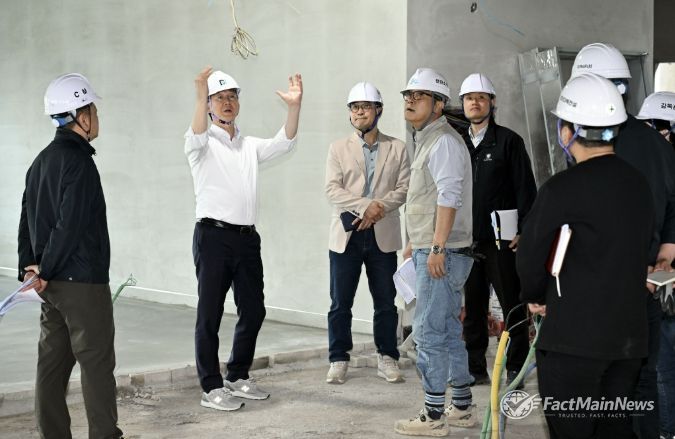 이민근 안산시장(왼쪽 두번째) 14일 '안산 공동체 복합시설' 건립공사 현장을 방문해 사업진행 상황과 안전관리 실태를 점검하고 있다.
