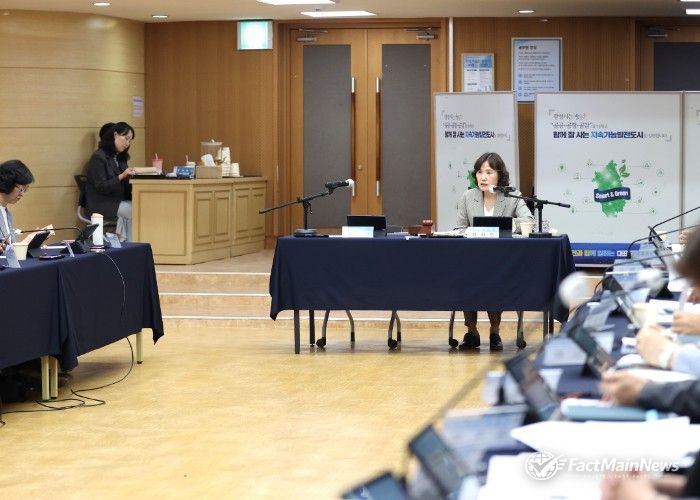 최혜민 광명시장 권한대행(부시장)이 15일 시청 대회의실에서 열린 '2050 탄소중립녹색성장위원회 제1차 정기회의'를 주재하고 있다.