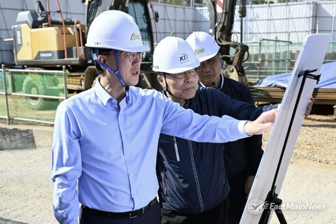 이민근 안산시장이 15일 본오동 해란공원 실내수영장 건립 공사 현장에서 공사 추진 현황을 점검하고 있다.