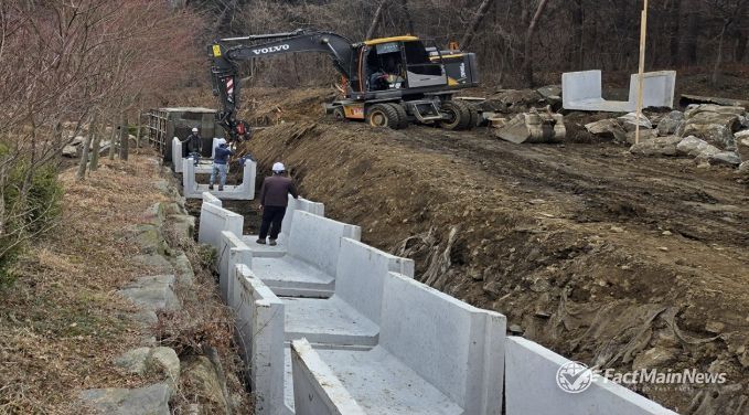 서산시가 시민과 대화에서 접수된 건의사항에 따라 배수로 정비를 진행하는 모습