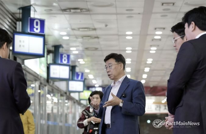 신상진 성남시장은 최근 국제분쟁 장기화에 따른 에너지 수급 불안 상황 속에서도 정상 운영 재개 1년을 맞은 성남종합버스터미널(야탑버스터미널)을 16일 방문해 운영 현황을 점검하고 있다